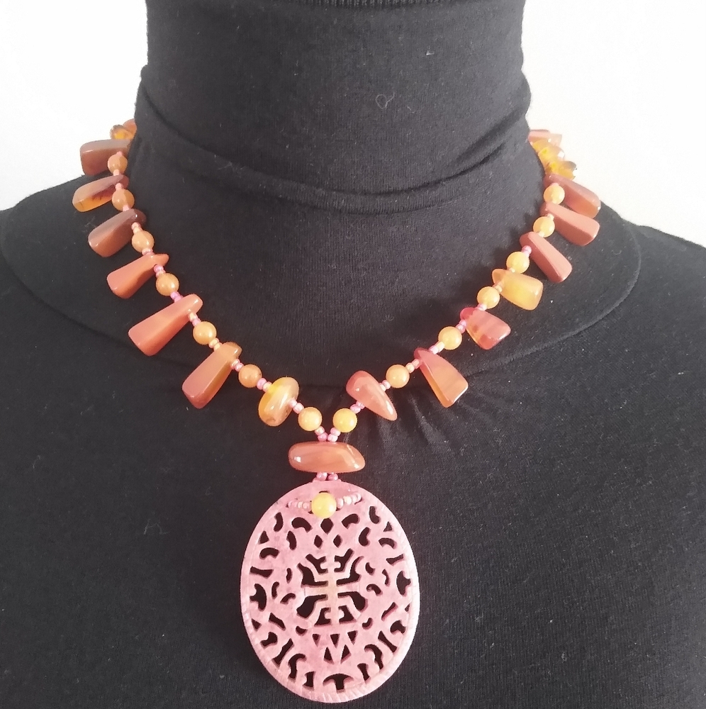 Beaded pendant necklace